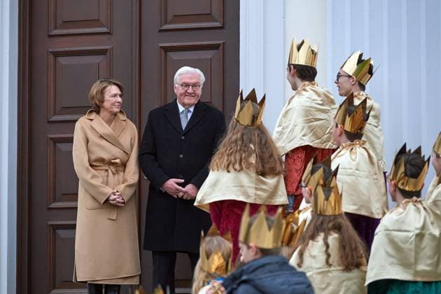 Bilder des Jahres 2024, Entertainment 01 Januar Entertainment Themen der Woche KW01 Entertainment Bilder des Tages News Bilder des Tages Zum Dreikoenigstag am 06.01.2024 empfaengt Bundespraesident Frank-Walter Steinmeier (2-l) mit seiner Frau Elke Buedenbender im Berliner Schloss Bellevue 20 Sternsinger aus dem Bistum Limburg (Foto). Die als Heilige Drei Koenige verkleideten neun Maedchen und elf Jungen kamen aus der Pfarrei St. Johannes Nepomuk in Hadamar bei Limburg. Sie ueberbrachten dem Staatsoberhaupt zu Jahresbeginn den traditionellen Segen Christus mansionem benedicat (Christus segne dieses Haus). (Siehe epd-Meldung vom 06.01.2024) EDITORIAL USE ONLY *** On Three Kings Day on 06 01 2024, German President Frank Walter Steinmeier 2 l and his wife Elke Buedenbender received 20 carol singers from the diocese of Limburg at Bellevue Palace in Berlin Photo The nine girls a Copyright: epd-bild ChristianxDitsch Sternsinger_Steinmeier4