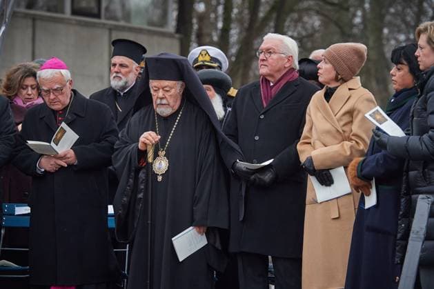 News Themen der Woche KW01 News Bilder des Tages Bundespraesident Frank-Walter Steinmeier nimmt in Berlin zusammen mit seiner Frau Elke Buedenbender als Ehrengast an der sogenannten Spreeweihe zum griechisch-orthodoxen Weihnachtsfest (Theophanie am Fest der Epiphanie (Erscheinung des Herrn) teil. Im Foto vom 06.01.2024: Am Schiffsanleger vor dem Haus der Kulturen der Welt stehen Erzbischof Metropolit Augoustinos Lambardakis, Bundespraesident Frank-Walter Steinmeier (im Bild 4.vr.) und seine Frau Elke Buedenbender (im Bild 3.vr.). Mit der Zeremonie der grossen Wasserweihe und dem Eintauchen des Heiligen Kreuzes in die Spree wird nach Angaben der Griechisch-Orthodoxen Metropolie von Deutschland an die Taufe von Jesus im Jordan erinnert. In Berlin wird die Tradition schon seit mehr als zeh Copyright: epd-bild ChristianxDitsch D24D0106OrthodoxeWasserweiheSpree143741