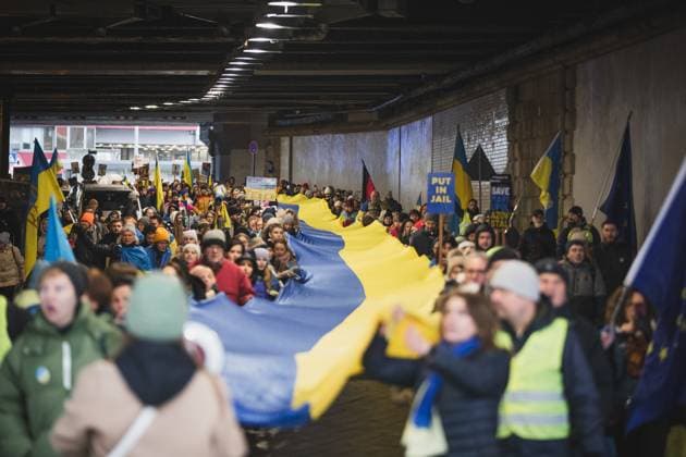 Bilder des Jahres 2024, News 01 Januar News Themen der Woche KW01 News Bilder des Tages Demonstration Schützt Menschen - solidarisiert euch mit der Ukraine , 06.01.2024 Teilnehmer bei der Demonstration, Riesen-Fahne, 100 Meter lang. Demonstration Schützt Menschen - solidarisiert euch mit der Ukraine , 06.01.2024 Koeln NRW Deutschland *** Demonstration Schützt Menschen solidarisiert euch mit der Ukraine , 06 01 2024 Participants at the demonstration, giant flag, 100 meters long Demonstration Schützt Menschen solidarisiert euch mit der Ukraine , 06 01 2024 Koeln NRW Germany Copyright: xBEAUTIFULxSPORTS Buriakovx