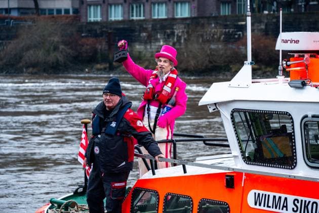 News Themen der Woche KW01 195. Eiswette von 1829, Traditionelle Bremer Eiswettprobe ob die Weser zugefroren ist, Martinianleger unterhalb der Martinikirche, Bremen 06.01.2024, der Schneider in Pink, im Barbie Look Bremen Martinianleger, Innenstadt Bremen Deutschalnd *** 195 Ice bet from 1829, traditional Bremen ice bet test to see if the Weser is frozen over, Martinianleger below the Martinikirche, Bremen 06 01 2024, the tailor in pink, in the Barbie look Bremen Martinianleger, city center Bremen Germany Eiswette 6.1.24 LR-3861