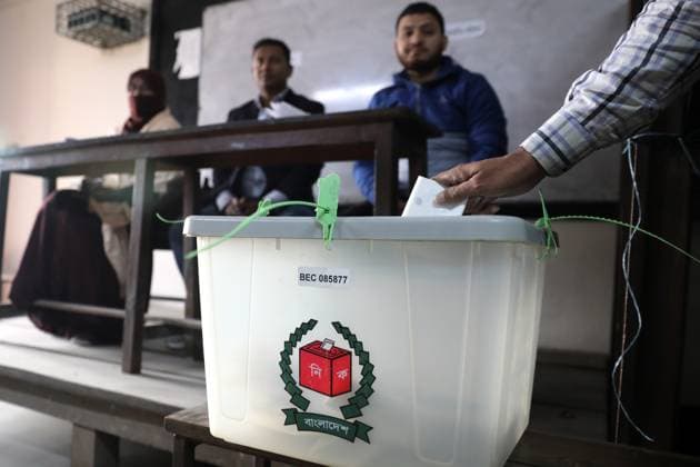 News Themen der Woche KW01 January 7, 2024, Dhaka, Wari, Bangladesh: People casts her vote at a polling center during the 12th national general election in Dhaka, Bangladesh, 07 January 2024. The last general election in Bangladesh was held in 2018. People vote to select members of the national parliament, also known as Jatiya Sangsad. Dhaka Bangladesh - ZUMAr336 20240107_zip_r336_005 Copyright: xHabiburxRahmanx