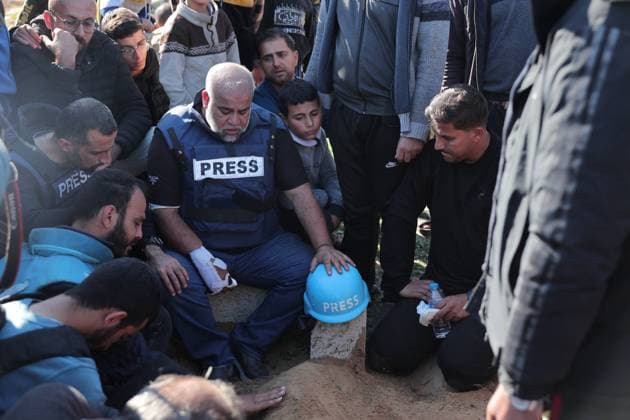 Bilder des Jahres 2024, News 01 Januar News Themen der Woche KW01 Palestinians attend in the funeral of Hamza Wael Dahdouh, a journalist with the Al Jazeera television network, who was killed in a reported Israeli air strike Al Jazeera s bureau chief in Gaza, Wael Al-Dahdouh is comforted during the funeral of his son Hamza Wael Dahdouh, a journalist with the Al Jazeera television network, who was killed in a reported Israeli air strike, in Rafah in the Gaza Strip on January 7, 2024. Dahdouh, who was himself wounded in the arm, lost his wife and two other children in Israeli bombardment in the initial weeks of the war. Photo by Bashar Taleb apaimages Rafah Gaza Strip Palestinian Territory 070124_Rafah_BT_00(45) Copyright: xapaimagesxBasharxTaleb xapaimagesx