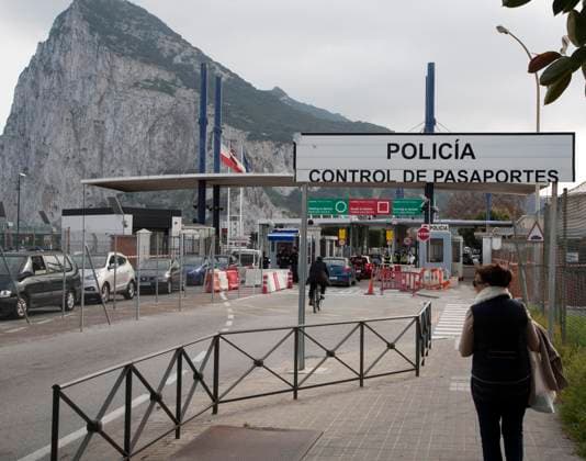 Zoll an der Grenze zwischen Spanien und Gibraltar, dem britischen Überseegebiet in Südeuropa *** Customs to the Border between Spain and Gibraltar, the British Overseas territory in Southern Europe Copyright: imageBROKER IanxMurray iblimu10026880.jpg