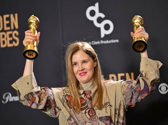 Bilder des Jahres 2024, Entertainment 01 Januar Entertainment Themen der Woche KW01 Entertainment Bilder des Tages Justine Triet appears backstage after winning the award for Best Screenplay, Motion Picture award for Anatomy of a Fall during the 81st annual Golden Globe Awards at the Beverly Hilton in Beverly Hills, California on Sunday, January 7, 2024.  LAP202401070143 CHRISxCHEW