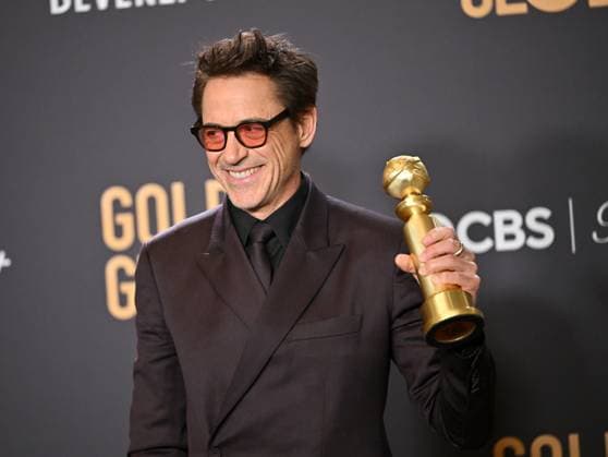 Robert Downey Jr., winner of the Best Performance by a Male Actor in a Supporting Role in any Motion Picture award for Oppenheimer, during the 81st annual Golden Globe Awards at the Beverly Hilton in Beverly Hills, California on Sunday, January 7, 2024.  LAP202401070325 CHRISxCHEW