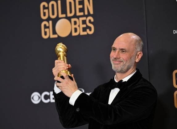 Jesse Armstrong, winner of the Best Television Series - Drama for Succession, during the 81st annual Golden Globe Awards at the Beverly Hilton in Beverly Hills, California on Sunday, January 7, 2024.  LAP202401070353 CHRISxCHEW