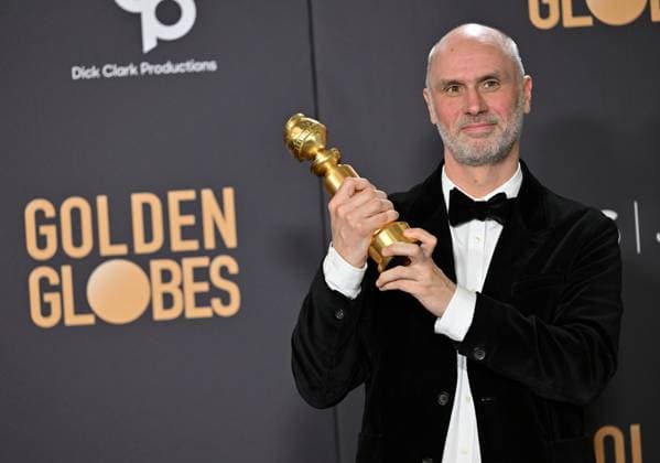 Jesse Armstrong, winner of the Best Television Series - Drama for Succession, during the 81st annual Golden Globe Awards at the Beverly Hilton in Beverly Hills, California on Sunday, January 7, 2024.  LAP202401070355 CHRISxCHEW