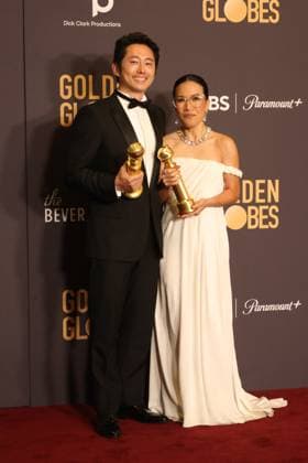 January 7, 2024, Beverly Hills, CA, USA: (L-R) Steven Yeun and Ali Wong, winners of the Best Performance in a Limited Series, Anthology Series, or Motion Picture Made for Television award for Beef pose in the press room during the 81st Annual Golden Globe Awards at The Beverly Hilton on January 07, 2024 in Beverly Hills, California. Beverly Hills USA - ZUMAs181 20240107_zea_s181_282 Copyright: xCraSHx
