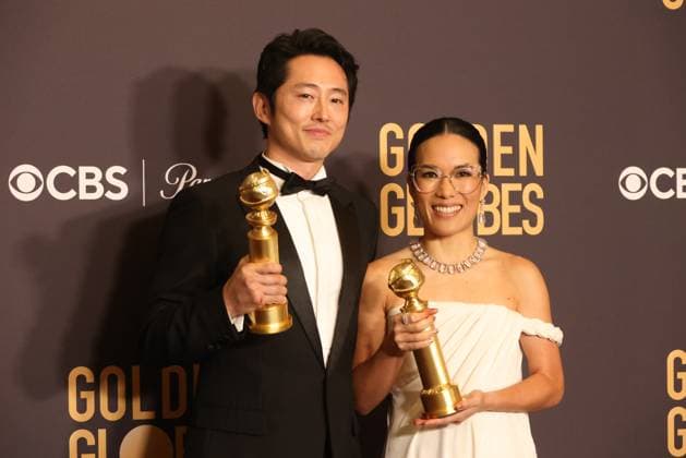 January 7, 2024, Beverly Hills, CA, USA: (L-R) Steven Yeun and Ali Wong, winners of the Best Performance in a Limited Series, Anthology Series, or Motion Picture Made for Television award for Beef pose in the press room during the 81st Annual Golden Globe Awards at The Beverly Hilton on January 07, 2024 in Beverly Hills, California. Beverly Hills USA - ZUMAs181 20240107_zea_s181_284 Copyright: xCraSHx