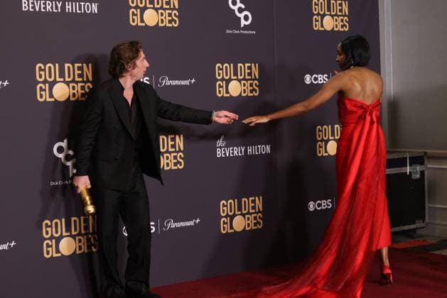 January 7, 2024, Beverly Hills, CA, USA: (L-R) Ayo Edebiri and Jeremy Allen White, winners of the Best Performance in a Television Series, Musical or Comedy award for The Bear pose in the press room during the 81st Annual Golden Globe Awards at The Beverly Hilton on January 07, 2024 in Beverly Hills, California. Beverly Hills USA - ZUMAs181 20240107_zea_s181_316 Copyright: xCraSHx