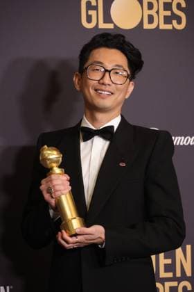 January 7, 2024, Beverly Hills, CA, USA: Lee Sung Jin, winner of the Limited Series, Anthology Series, or Motion Picture Made for Television award for Beef , poses in the press room during the 81st Annual Golden Globe Awards at The Beverly Hilton on January 07, 2024 in Beverly Hills, California. Beverly Hills USA - ZUMAs181 20240107_zea_s181_327 Copyright: xCraSHx