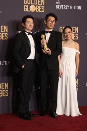 January 7, 2024, Beverly Hills, CA, USA: (L-R) Steven Yeun, Lee Sung Jin and Ali Wong, winners of the Best Performances in a Limited Series, Anthology Series, or Motion Picture Made for Television and Limited Series, Anthology Series, or Motion Picture Made for Television award for Beef pose in the press room during the 81st Annual Golden Globe Awards at The Beverly Hilton on January 07, 2024 in Beverly Hills, California. Photo; Crash imageSPACE Beverly Hills USA - ZUMAs181 20240107_zea_s181_332 Copyright: xCraSHx