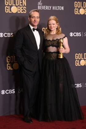 January 7, 2024, Beverly Hills, CA, USA: (L-R) Matthew Macfadyen and Sarah Snook winner of the Best Performance by an Actress in a Television Series, Drama award for Succession pose in the press room during the 81st Annual Golden Globe Awards at The Beverly Hilton on January 07, 2024 in Beverly Hills, California. Beverly Hills USA - ZUMAs181 20240107_zea_s181_360 Copyright: xCraSHx
