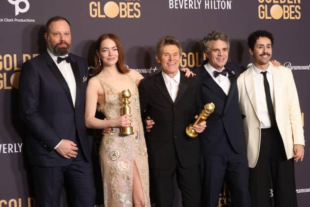 January 7, 2024, Beverly Hills, CA, USA: (L-R) Yorgos Lanthimos, Emma Stone, Willem Dafoe, Mark Ruffalo, and Ramy Youssef, winners of the Best Picture, Musical or Comedy award for Poor Things pose in the press room during the 81st Annual Golden Globe Awards at The Beverly Hilton on January 07, 2024 in Beverly Hills, California. Beverly Hills USA - ZUMAs181 20240107_zea_s181_433 Copyright: xCraSHx