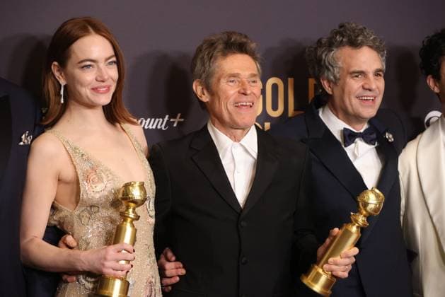 January 7, 2024, Beverly Hills, CA, USA: (L-R) Yorgos Lanthimos, Emma Stone, Willem Dafoe, Mark Ruffalo, and Ramy Youssef, winners of the Best Picture, Musical or Comedy award for Poor Things pose in the press room during the 81st Annual Golden Globe Awards at The Beverly Hilton on January 07, 2024 in Beverly Hills, California. Beverly Hills USA - ZUMAs181 20240107_zea_s181_435 Copyright: xCraSHx
