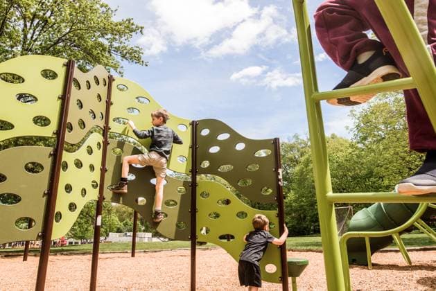 Creative Highlights Symbolbilder Playground with feet in foreground and two children behind Reading, Pennsylvania, United States CR_LIDE240105-1314658-01 ,model released, Symbolfoto