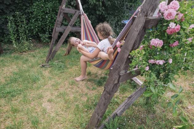 IMAGO Creative, Sommer, Sommertage im Garten two teenage play in the summer garden near the house. Country life. Mainz, Rhineland-Palatinate, Germany CR_ZQTX240103-1314799-01 ,model released, Symbolfoto