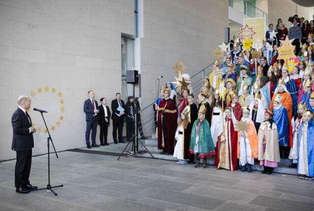 News Themen der Woche KW02 News Bilder des Tages Bundeskanzler Olaf Scholz (SPD) aufgenommen beim traditionellen Empfang der Sternsinger im Bundeskanzleramt in Berlin, 08.01.2024. Berlin Deutschland *** Federal Chancellor Olaf Scholz SPD pictured at the traditional reception of the carol singers at the Federal Chancellery in Berlin, 08 01 2024 Berlin Germany Copyright: xFelixxZahnx