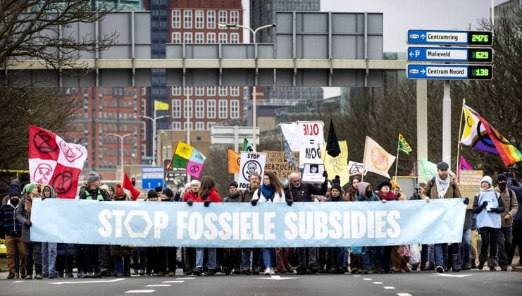 Bilder des Jahres 2024, News 01 Januar News Themen der Woche KW02 News Bilder des Tages THE HAGUE - Activists from Exctinction Rebellion are marching to the Senate. XR has been conducting actions since 2022 to block the A12 highway, demanding an end to fossil subsidies. ANP KOEN VAN WEEL netherlands out - belgium out  Copyright: xx x487988987x originalFilename: 487988987.jpg
