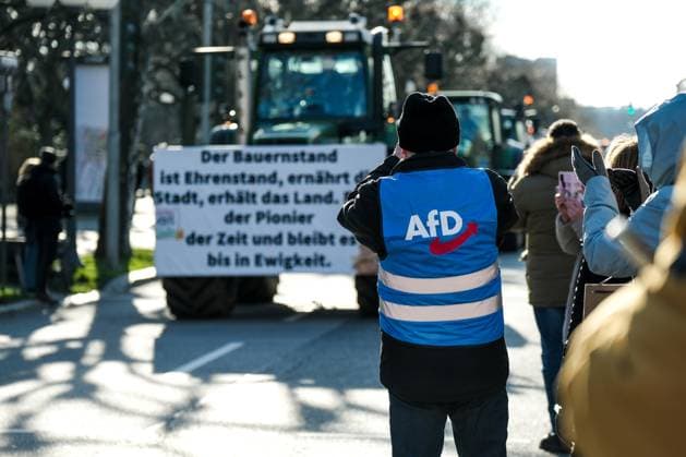 News Themen der Woche KW02 News Bilder des Tages Wiesbaden Bundesweiter Aktionstag der Landwirte, Mit einem Konvoi aus mehreren hundert Traktoren demonstrierten Landwirte in Wiesbaden am Montag gegen Einsparlaene der Ampel-Koalition, 08.01.2024 Bundesweiter Aktionstag der Landwirte, Mit einem Konvoi aus mehreren hundert Traktoren demonstrierten Landwirte in Wiesbaden am Montag gegen Einsparlaene der Ampel-Koalition, 08.01.2024 *** Wiesbaden Nationwide farmers day of action, With a convoy of several hundred tractors, farmers in Wiesbaden demonstrated on Monday against the savings plans of the traffic light coalition, 08 01 2024 Nationwide farmers day of action, With a convoy of several hundred tractors, farmers in Wiesbaden demonstrated on Monday against the savings plans of the traffic Copyright: xEibner-Pressefoto FlorianxWieganx EP_FWD