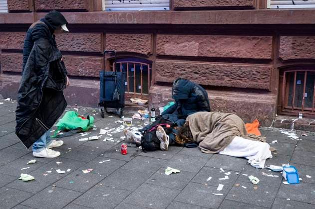 FES reinigt Bahnhofsviertel Frankfurt 10.01.2023 Frankfurt x1x Bahnhofsviertel - FES (Frankfurter Entsorgungs- und Service GmbH) reinigt unter Polizeischutz der Stadtpolizei die Drogenstraßen des Bahnhofsviertels. Im Bild: Niddastra???e, Drogenabhängige schlafen auf der Straße. Frankfurt Frankfurt Hessen Germany *** FES cleans Bahnhofsviertel Frankfurt 10 01 2023 Frankfurt x1x Bahnhofsviertel FES Frankfurter Entsorgungs und Service GmbH cleans the drug streets of the Bahnhofsviertel under police protection of the city police In the picture Niddastra e, drug addicts sleep on the street Frankfurt Frankfurt Hessen Germany