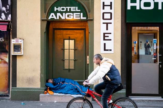 FES reinigt Bahnhofsviertel Frankfurt 10.01.2023 Frankfurt x1x Bahnhofsviertel - FES (Frankfurter Entsorgungs- und Service GmbH) reinigt unter Polizeischutz der Stadtpolizei die Drogenstraßen des Bahnhofsviertels. Im Bild: Ein Drogenabhängiger schläft vor einem Hoteleingang in der Moselstraße. Frankfurt Frankfurt Hessen Germany *** FES cleans Bahnhofsviertel Frankfurt 10 01 2023 Frankfurt x1x Bahnhofsviertel FES Frankfurter Entsorgungs und Service GmbH cleans the drug streets of the Bahnhofsviertel under police protection of the city police In the picture A drug addict sleeps in front of a hotel entrance in Moselstraße Frankfurt Frankfurt Frankfurt Hessen Germany