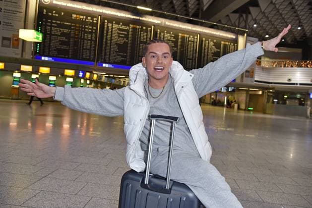 Entertainment Themen der Woche KW02 Entertainment Bilder des Tages Tim Kampmann (twenty4tim) - Abflug der Kandidaten nach Australien zur RTL TV-Show ICH BIN EIN STAR - HOLT MICH HIER RAUS am Frankfurt am Main International Airport am 08.01.2024 *** Tim Kampmann twenty4tim Departure of the candidates to Australia for the RTL TV show ICH BIN EIN STAR HOLT MICH HIER RAUS at Frankfurt am Main International Airport on 08 01 2024