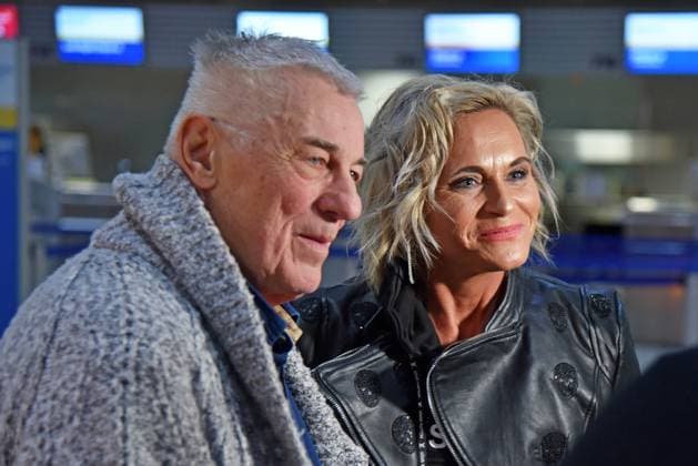 Entertainment Bilder des Tages Heinz Hönig mit Ehefrau Annika Kärsten-Hönig - Abflug der Kandidaten nach Australien zur RTL TV-Show ICH BIN EIN STAR - HOLT MICH HIER RAUS am Frankfurt am Main International Airport am 08.01.2024 *** Heinz Hönig with wife Annika Kärsten Hönig Departure of the candidates to Australia for the RTL TV show ICH BIN EIN STAR HOLT MICH HIER RAUS at Frankfurt am Main International Airport on 08 01 2024