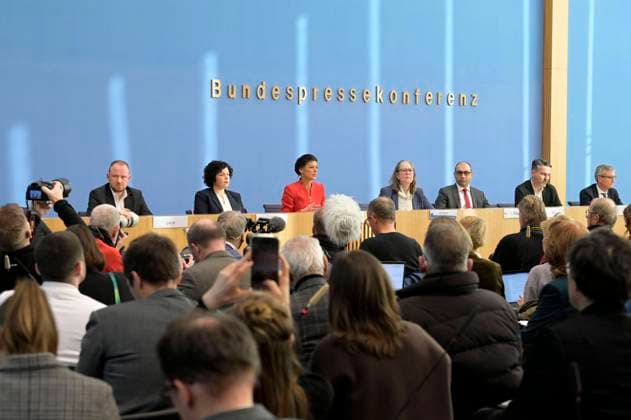 Christian Leye, Amira Mohamed Ali, Sahra Wagenknecht, Shervin Haghsheno, Fabio de Masi und Thomas Geisel bei der Bundespressekonferenz zur Gründung der Partei Bündnis Sahra Wagenknecht - Vernunft und Gerechtigkeit und Vorschlag der Europa-Spitzenkandidaturen im Haus der Bundespressekonferenz. Berlin, 08.01.2024 *** Christian Leye, Amira Mohamed Ali, Sahra Wagenknecht, Shervin Haghsheno, Fabio de Masi and Thomas Geisel at the Federal Press Conference on the founding of the party Bündnis Sahra Wagenknecht Vernunft und Gerechtigkeit and proposal of the European top candidates at the Haus der Bundespressekonferenz Berlin, 08 01 2024 Foto:xF.xKernx xFuturexImagex bsw_4117