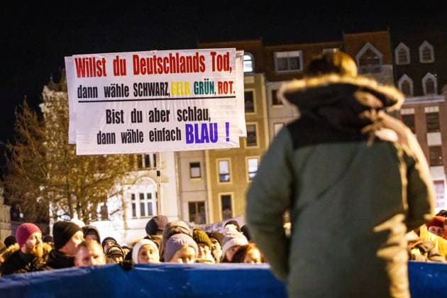 Zukunft Heimat Demonstration in Cottbus DEU Deutschland Brandenburg Cottbus, 08.01.2024, Demo von Zukunft Heimat in Cottbus. Jean-Pascal Hohm, Kreisvorsitzender der AFD Cottbus und Anmelder der Demonstration, spricht zu den Teilnehmern der Demo. Unter dem Motto Die Ampel muss weg hatte der Verein Zukunft Heimat zu einer Kundgebung auf dem Cottbuser Altmarkt mit anschliessendem Demonstrationszug durch die Stadt Cottbus aufgerufen. Der Verein wird als rechtsextremistisch eingestuft und vom Verfassungsschutz beobachtet. *** Zukunft Heimat demonstration in Cottbus DEU Germany Brandenburg Cottbus, 08 01 2024, Demonstration by Zukunft Heimat in Cottbus Jean Pascal Hohm, district chairman of the AFD Cottbus and organizer of the demonstration, AF_Cottbus_89046.jpeg