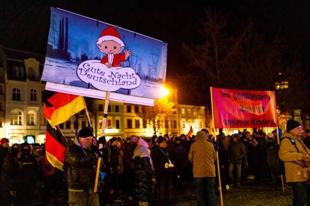 Zukunft Heimat Demonstration in Cottbus DEU Deutschland Brandenburg Cottbus, 08.01.2024, Demo von Zukunft Heimat in Cottbus. Unter dem Motto Die Ampel muss weg hatte der Verein Zukunft Heimat zu einer Kundgebung auf dem Cottbuser Altmarkt mit anschliessendem Demonstrationszug durch die Stadt Cottbus aufgerufen. Der Verein wird als rechtsextremistisch eingestuft und vom Verfassungsschutz beobachtet. *** Zukunft Heimat demonstration in Cottbus DEU Germany Brandenburg Cottbus, 08 01 2024, Demonstration by Zukunft Heimat in Cottbus Under the motto The traffic lights must go, the Zukunft Heimat association called for a rally at Cottbus Altmarkt followed by a demonstration march through the city of Cottbus The association is classified as rig AF_Cottbus_89151.jpeg