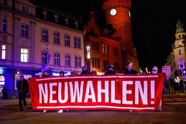 Zukunft Heimat Demonstration in Cottbus DEU Deutschland Brandenburg Cottbus, 08.01.2024, Demo von Zukunft Heimat in Cottbus. Teilnehmer der Demonstration tragen einen Banner mit der Aufschrift Neuwahlen durch die Cottbuser Innenstadt. Unter dem Motto Die Ampel muss weg hatte der Verein Zukunft Heimat zu einer Kundgebung auf dem Cottbuser Altmarkt mit anschliessendem Demonstrationszug durch die Stadt Cottbus aufgerufen. Der Verein wird als rechtsextremistisch eingestuft und vom Verfassungsschutz beobachtet. *** Zukunft Heimat demonstration in Cottbus DEU Germany Brandenburg Cottbus, 08 01 2024, Demonstration by Zukunft Heimat in Cottbus Participants of the demonstration carry a banner with the inscription Neuwahlen through Cottbus city AF_Cottbus_89290.jpeg