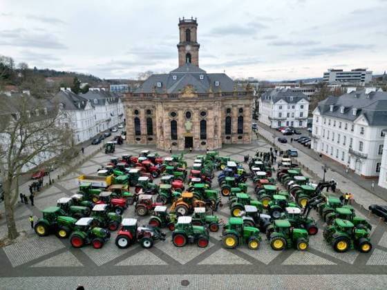 Bilder des Jahres 2024, News 01 Januar News Themen der Woche KW02 Bauern demonstrieren in Saarbrücken rund um die Ludwigskirche und die Staatskanzlei gegen die Politik der Bunderegierung am Montag (8.1.2024). *** Farmers demonstrate in Saarbrücken around the Ludwigskirche and the State Chancellery against the policies of the federal government on Monday 8 1 2024 bub