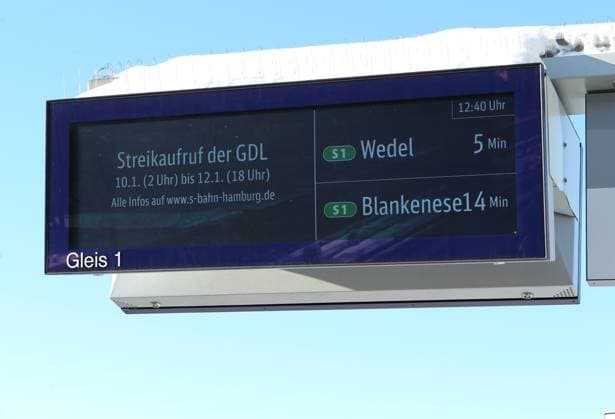 News Themen der Woche KW02 News Bilder des Tages Auf einem Zugzielanzeiger auf einem Bahnsteig des Bahnhofs Barmbek wird auf den am 10. Januar beginnenden Streik der Gewerkschaft Deutscher Lokomotivführer hingewiesen. Barmbek Hamburg *** A train destination display on a platform at Barmbek station refers to the strike by the German Train Drivers Union starting on January 10 Barmbek Hamburg