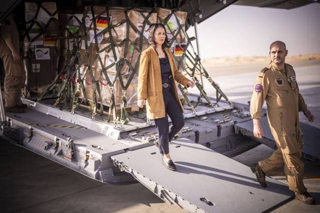News Themen der Woche KW02 News Bilder des Tages Annalena Baerbock (Buendnis 90 Die Gruenen), Bundesaussenministerin, reist vom 07.01-14.01.2024 nach Israel, in die Palaestinensischen Gebiete, in die Arabische Republik Aegypten, in die Libanesische Republik, in die Republik der Philippinen, nach Malaysia und in die Republik Singapur. Uebergabe von Hilfslieferungen an den Aegyptischen Roten Halbmond zusammen mit der Menschenrechtsbeauftragten der Bundesregierung Luise Amtsberg am 09.01.2024 In Al-Arish, Republik Aegypten Fotografiert im Auftrag des AuswâˆöÂßrtigen Amts. Al-Arish âˆöNgypten *** Annalena Baerbock Buendnis 90 Die Gruenen , Federal Foreign Minister, travels from 07 01 14 01 2024 to Israel, the Palestinian territories, the Arab Republic of Egypt, the Republic of Lebano Copyright: xDominikxButzmannx