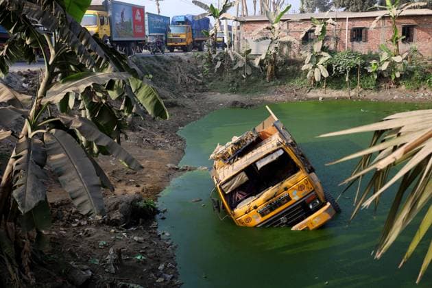 Bilder des Jahres 2024, News 01 Januar News Themen der Woche KW02 News Bilder des Tages January 9, 2024, Rupganj, Dhaka, Bangladesh: A truck lost control while overtaking another vehicle and fell into a roadside pond in Dhaka s Rupganj. Most of the accidents in Bangladesh are due to overloading of cargo and uncontrolled speed. Rupganj Bangladesh - ZUMAk174 20240109_zip_k174_006 Copyright: xSyedxMahabubulxKaderx