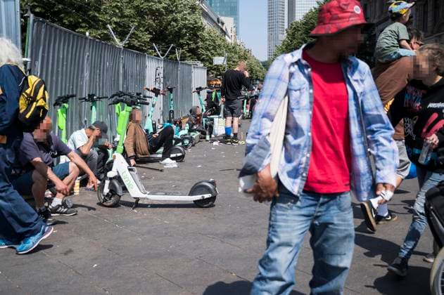 Schlägerei und Polizeieinsatz 02.06.2023 Frankfurt Schlägerei unter Drogenabhängigen auf der Kaiserstraße am Hauptbahnhof. Personenfeststellung durch die Polizei. >>Achtung Beamte in Zivil müssen gepixelt werden<< Frankfurt Frankfurt Hessen Germany *** Brawl and police operation 02 06 2023 Frankfurt Brawl among drug addicts on Kaiserstraße at the main station Arrest of persons by the police Attention plainclothes officers must be pixelated Frankfurt Frankfurt Hessen Germany
