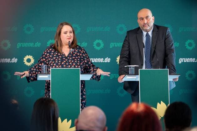 Jahresauftaktklausur des Bundesvorstandes von BUENDNIS 90 DIE GRUENEN in Berlin Ricarda Lang Bundesvorsitzende von BUENDNIS 90 DIE GRUENEN gemeinsam mit Omid Nouripour Bundesvorsitzender von BUENDNIS 90 DIE GRUENEN bei der Pressekonferenz zur Jahresauftaktklausur des Bundesvorstandes von BUENDNIS 90 DIE GRUENEN in Berlin, Berlin , 09.01.2024 Berlin Berlin Deutschland *** Annual kick-off meeting of the Federal Executive Committee of BUENDNIS 90 DIE GRUENENEN in Berlin Ricarda Lang Federal Chairwoman of BUENDNIS 90 DIE GRUENEN together with Omid Nouripour Federal Chairman of BUENDNIS 90 DIE GRUENEN at the press conference for the annual kick-off meeting of the Federal Executive Committee of BUENDNIS 90 DIE GRUENEN in Berlin, Berlin , 09 01 2
