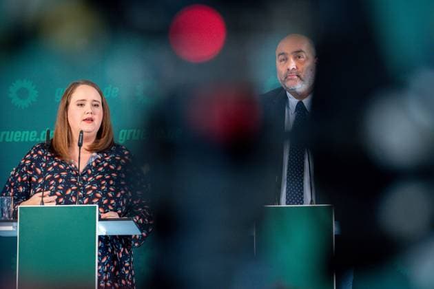 Jahresauftaktklausur des Bundesvorstandes von BUENDNIS 90 DIE GRUENEN in Berlin Ricarda Lang Bundesvorsitzende von BUENDNIS 90 DIE GRUENEN gemeinsam mit Omid Nouripour Bundesvorsitzender von BUENDNIS 90 DIE GRUENEN bei der Pressekonferenz zur Jahresauftaktklausur des Bundesvorstandes von BUENDNIS 90 DIE GRUENEN in Berlin, Berlin , 09.01.2024 Berlin Berlin Deutschland *** Annual kick-off meeting of the Federal Executive Committee of BUENDNIS 90 DIE GRUENENEN in Berlin Ricarda Lang Federal Chairwoman of BUENDNIS 90 DIE GRUENEN together with Omid Nouripour Federal Chairman of BUENDNIS 90 DIE GRUENEN at the press conference for the annual kick-off meeting of the Federal Executive Committee of BUENDNIS 90 DIE GRUENEN in Berlin, Berlin , 09 01 2