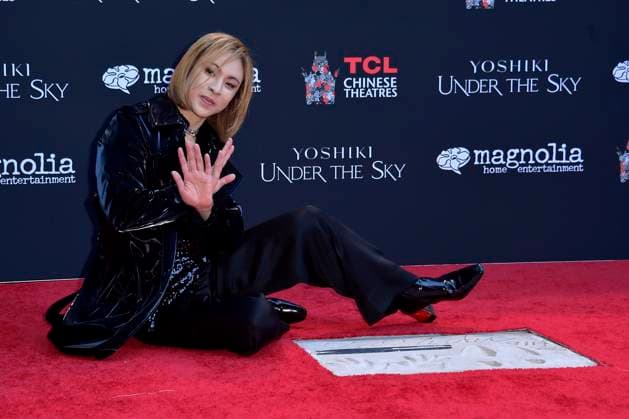 Bilder des Jahres 2024, Entertainment 01 Januar Entertainment Themen der Woche KW02 Entertainment Bilder des Tages Yoshiki Hayashi bei der Enthüllung seiner Hand- und Fußabdrücke in Beton am TCL Chinese Theatre Hollywood. Los Angeles, 09.01.2024 *** Yoshiki Hayashi at the unveiling of his hand and footprints in concrete at the TCL Chinese Theatre Hollywood Los Angeles, 09 01 2024 Foto:xD.xStarbuckx xFuturexImagex yoshiki_4120