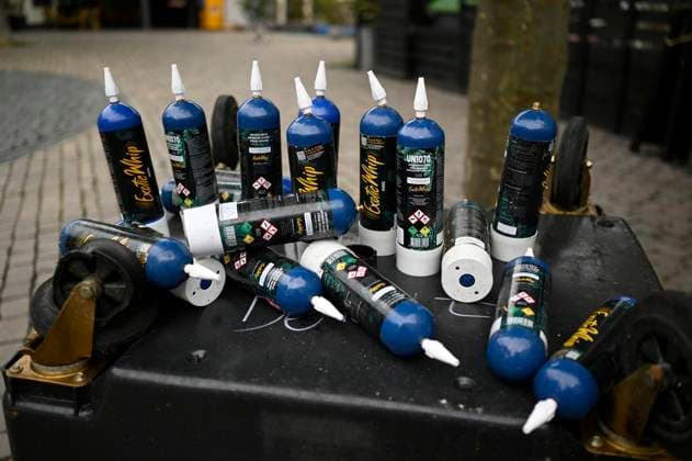 Jugendliche konsumieren Lachgas 24.06.2022 Frankfurt Paradisplatz, Stadtteil Sachsenhausen - Hier konsumieren Jugendliche an jedem Wochende Lachgas aus Gasdruckbehältern. Im Bild: Gasflaschen auf dem Paradisplatz. Frankfurt Frankfurt Hessen Germany *** Young people consuming nitrous oxide 24 06 2022 Frankfurt Paradisplatz, Sachsenhausen district Young people consume nitrous oxide from pressurized gas containers here every weekend In the picture gas cylinders on Paradisplatz Frankfurt Frankfurt Hessen Germany