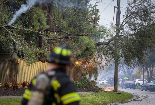 News Themen der Woche KW02 News Bilder des Tages January 9, 2024, Palm Harbor, Florida, USA: Power lines are seen arcing on the ground as a firefighter readies himself along Ridge Boulevard Tuesday, Jan. 9, 2024 in Palm Harbor. A strong line of storms downed tree limbs and power lines in the area. Palm Harbor USA - ZUMAs70_ 20240109_zan_s70_050 Copyright: xChrisxUrsox