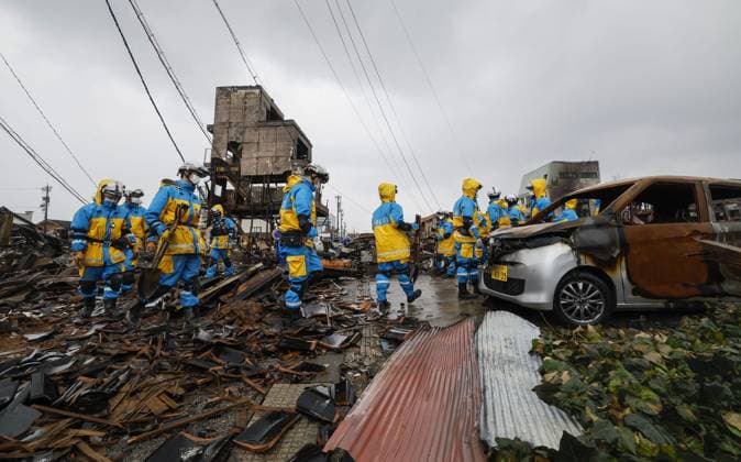 News Themen der Woche KW02 News Bilder des Tages Aftermath of strong quake in central Japan Police officers conduct a search operation at the site of a famous market in Wajima in central Japan s Ishikawa Prefecture on Jan. 10, 2024, that burned down following a strong earthquake on Jan. 1.  A14AA0002310611P