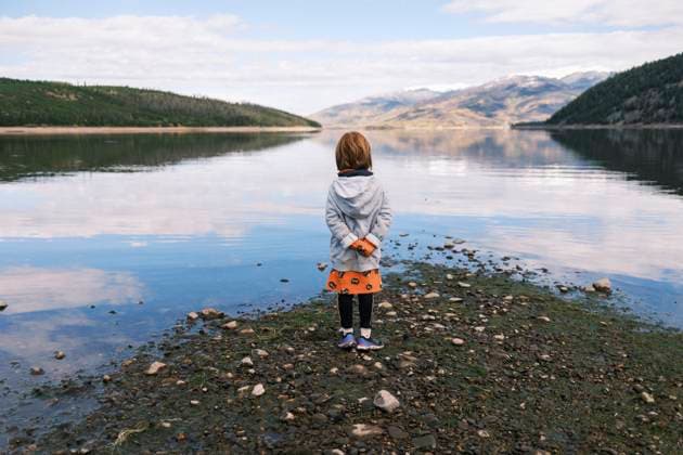 Creative Highlights Symbolbilder Red-haired girl enjoying a tranquil moment United States, Colorado, Silverthorne CR_PALI24010501-1311365-01 ,model released, Symbolfoto