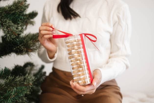 Holiday Wrapped Snowflake Cookie Giftbox Edmonton, Alberta, Canada R_DVQR240107E-1317482-01 ,model released, Symbolfoto