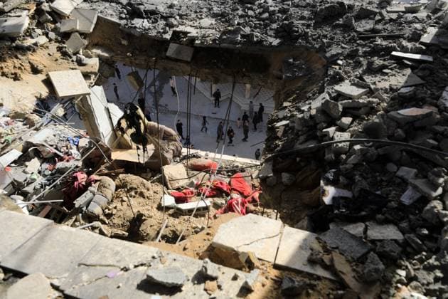 News Themen der Woche KW02 News Bilder des Tages Nahostkonflikt, Gaza, Eindrücke aus Rafah (240110) -- RAFAH, Jan. 10, 2024 -- People check a destroyed residential building after an Israeli airstrike in the southern Gaza Strip city of Rafah, Jan. 10, 2024. Israeli airstrikes killed more than 90 Palestinians in the Gaza Strip on Wednesday, Palestinian sources reported. (Photo by Xinhua) MIDEAST-GAZA-RAFAH-ISRAEL-AIRSTRIKE YasserxQudih 