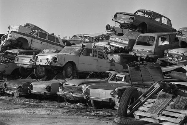 Illegale Müllhalde 15.10.1991, Jahnsbach bei Thum, Umweltsünder, Umweltstraftat, auf dem Parkplatz der ZGE Vermögensverwaltung stehen LKW Anhaänger mit Sperrmüll, Autoreifen und Giftmüllfässern, auf einem weitereren Schrottplatz illegal entsorgte Stapel von PKW, Roburbus und Fässer mit giftigen Farben und Lacke. Umweltverschmutzung nach Zerfall der DDR *** Illegal waste dump 15 10 1991, Jahnsbach near Thum, environmental offender, environmental crime, in the parking lot of the ZGE Vermögensverwaltung there are truck trailers with bulky waste, car tires and barrels of toxic waste, in another scrap yard illegally disposed of piles of cars, Roburbus and barrels of toxic paints and varnishes Environmental pollution after the collaps