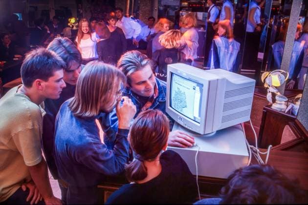 erstes Münchner Internetcafe, Oktober 1995 Deutschland, München, 21.10.1995, erstes Münchener Internet CafÃ , InternetcafÃ , Gäste vor dem Bildschirm, Computer ist online, an jedem Tisch befand sich ein Computer, Anfänge des Internet, Online, aufgerufen ist die Karte der deutschen WWW-Server, Browser ist Netscape, das Surfen im Netz war im Cafe kostenlos, Internetzugang, Internetcafe, Internet-Cafe galt damals als neue Variante der Erlebnisgastronomie, es war eine Mischung aus Disco mit Tanzfläche (hier: im Hintergrund), Gaststätte mit Essen und Trinken und dem neuen Internet-Zugang über die an den Tischen platzierten Computerbildschirme, das Internetcafe lag an der Ecke Nymphenburger Strasse, Landshuter Alle, Datenautobahn, Netz, N