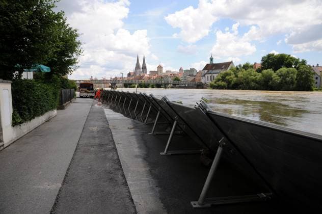 Regensburg, Donau, Hochwasserschutz Schutzwände aus Metall Copyright: xZoonar.com PeterxHimmelhuberx 4765393