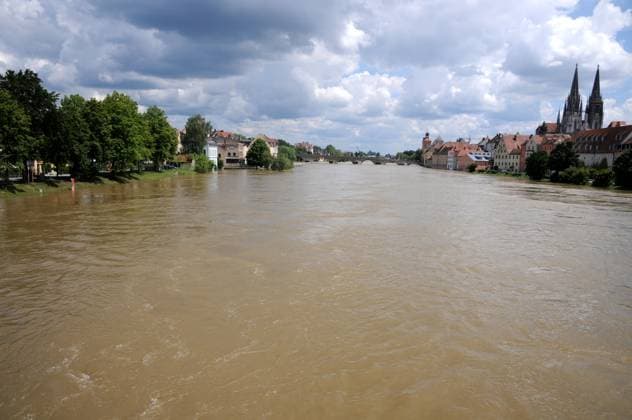 Regensburg, Donau, Hochwasser Blick vom Eisernen Steg nach Osten Copyright: xZoonar.com PeterxHimmelhuberx 4765410